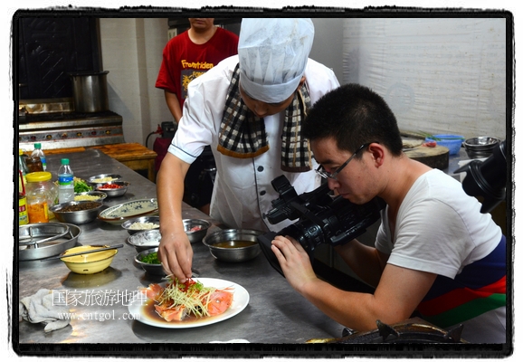 此次攝制組通過拍攝婺源代表名菜糊豆腐、粉蒸肉、荷包紅魚、賽鵝頸及地方小吃清明果、灰汁果、糯米子糕等來詮釋婺源美食經(jīng)典，展示婺源食文化，打造獨(dú)屬婺源的美食符號。