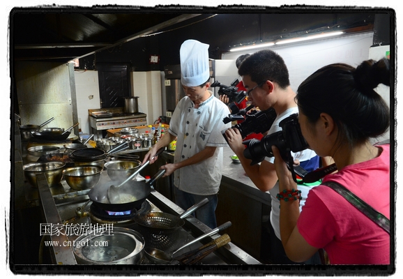 此次攝制組通過拍攝婺源代表名菜糊豆腐、粉蒸肉、荷包紅魚、賽鵝頸及地方小吃清明果、灰汁果、糯米子糕等來詮釋婺源美食經(jīng)典，展示婺源食文化，打造獨(dú)屬婺源的美食符號。