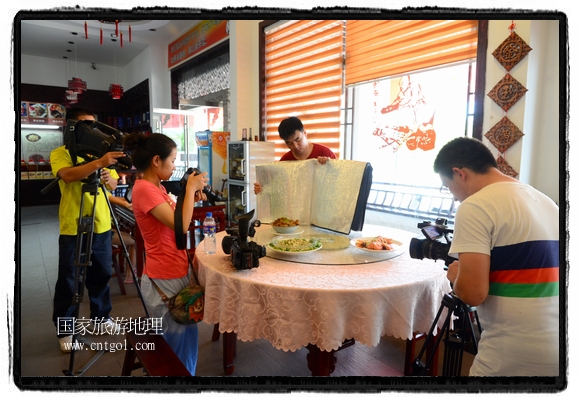 此次攝制組通過拍攝婺源代表名菜糊豆腐、粉蒸肉、荷包紅魚、賽鵝頸及地方小吃清明果、灰汁果、糯米子糕等來詮釋婺源美食經(jīng)典，展示婺源食文化，打造獨(dú)屬婺源的美食符號。