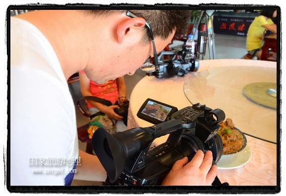 此次攝制組通過拍攝婺源代表名菜糊豆腐、粉蒸肉、荷包紅魚、賽鵝頸及地方小吃清明果、灰汁果、糯米子糕等來詮釋婺源美食經(jīng)典，展示婺源食文化，打造獨(dú)屬婺源的美食符號。