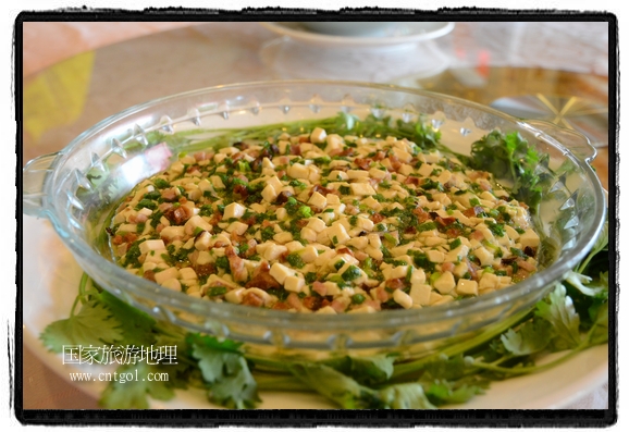 此次攝制組通過拍攝婺源代表名菜糊豆腐、粉蒸肉、荷包紅魚、賽鵝頸及地方小吃清明果、灰汁果、糯米子糕等來詮釋婺源美食經(jīng)典，展示婺源食文化，打造獨(dú)屬婺源的美食符號。