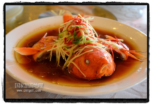 此次攝制組通過拍攝婺源代表名菜糊豆腐、粉蒸肉、荷包紅魚、賽鵝頸及地方小吃清明果、灰汁果、糯米子糕等來詮釋婺源美食經(jīng)典，展示婺源食文化，打造獨(dú)屬婺源的美食符號。