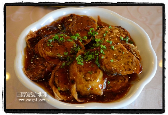 此次攝制組通過拍攝婺源代表名菜糊豆腐、粉蒸肉、荷包紅魚、賽鵝頸及地方小吃清明果、灰汁果、糯米子糕等來詮釋婺源美食經(jīng)典，展示婺源食文化，打造獨(dú)屬婺源的美食符號。