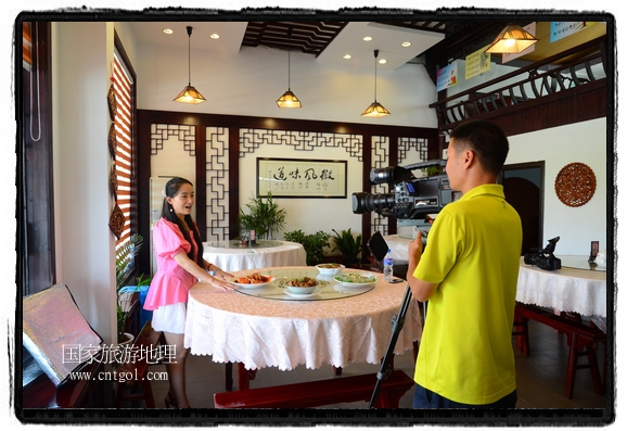 此次攝制組通過拍攝婺源代表名菜糊豆腐、粉蒸肉、荷包紅魚、賽鵝頸及地方小吃清明果、灰汁果、糯米子糕等來詮釋婺源美食經(jīng)典，展示婺源食文化，打造獨(dú)屬婺源的美食符號。