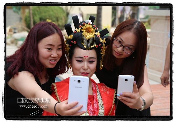 6月19日，端午節(jié)的前一天，甘肅平?jīng)鍪嗅轻紖^(qū)南山公園澳廈麗灣小區(qū)“邀請(qǐng)”唐朝被譽(yù)為四大美女之一的“楊貴妃”前來(lái)與市民見(jiàn)面，共度“端午佳節(jié)”。期間，“貴妃娘娘”由一名解說(shuō)人員做向?qū)Вc小區(qū)居民一同游玩、賞景、互敬酒水、合影留念，并現(xiàn)場(chǎng)贈(zèng)送大人小孩粽子、香包和糖果。