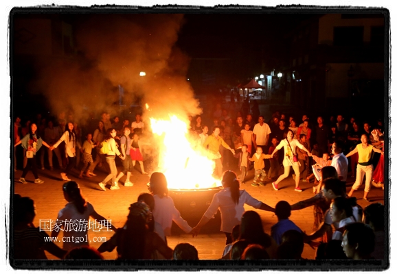 甘肅平?jīng)鍪嗅轻脊沛?zhèn)舉辦了篝火晚會(huì)，1000余名市民參與其中，大家載歌載舞，在歡快熱鬧的氣氛中為每一位父親送祝福。父親節(jié)（Father's Day），顧名思義是感恩父親的節(jié)日。約始于二十世紀(jì)初，起源于美國，現(xiàn)已廣泛流傳于世界各地，節(jié)日日期因地域而存在差異。