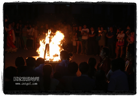 甘肅平?jīng)鍪嗅轻脊沛?zhèn)舉辦了篝火晚會(huì)，1000余名市民參與其中，大家載歌載舞，在歡快熱鬧的氣氛中為每一位父親送祝福。父親節(jié)（Father's Day），顧名思義是感恩父親的節(jié)日。約始于二十世紀(jì)初，起源于美國，現(xiàn)已廣泛流傳于世界各地，節(jié)日日期因地域而存在差異。