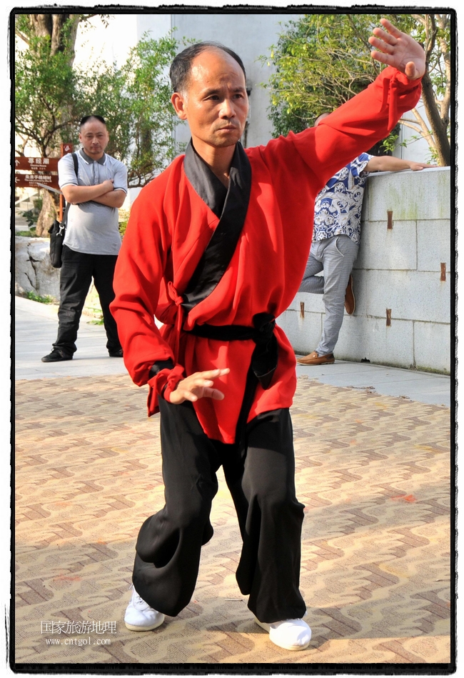 6月20日，小朋友們和中國(guó)武術(shù)愛(ài)好者們?cè)诮魇℃脑纯h熹園景區(qū)表演中國(guó)傳統(tǒng)的中國(guó)武術(shù)功夫，吸引許多游人前來(lái)駐足觀看。當(dāng)日是中國(guó)傳統(tǒng)的端午節(jié)，江西省婺源縣的中國(guó)武術(shù)愛(ài)好者們通過(guò)表演中國(guó)武術(shù)功夫，打太極，表演了少林棍、硬氣功、自選拳等少林寺功夫，讓孩子們從小學(xué)習(xí)中國(guó)武術(shù)，傳承中國(guó)武德，感受先人過(guò)端午的氛圍。