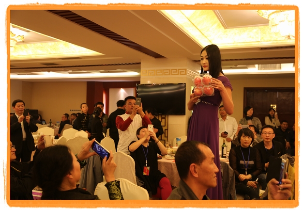 甘肅平?jīng)觯好铨g妹子表演T臺秀 不秀身材秀“金果”(圖)