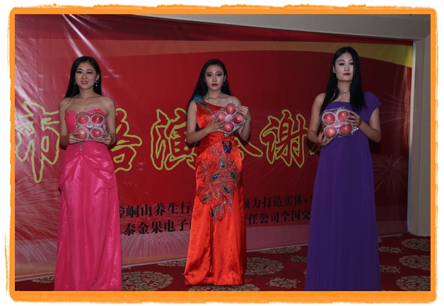 甘肅平?jīng)觯好铨g妹子表演T臺秀 不秀身材秀“金果”(圖)