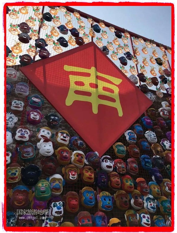 中國規(guī)模最大的猴面具彩繪在南潯古鎮(zhèn)展示。猴子真是今年最紅的動物。 