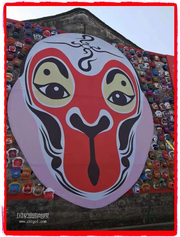 中國規(guī)模最大的猴面具彩繪在南潯古鎮(zhèn)展示。猴子真是今年最紅的動物。 