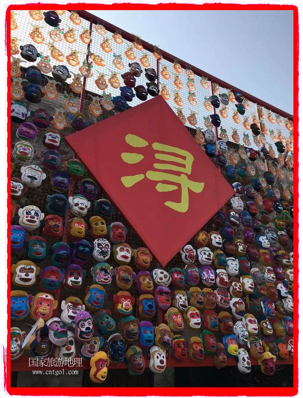 中國規(guī)模最大的猴面具彩繪在南潯古鎮(zhèn)展示。猴子真是今年最紅的動物。 