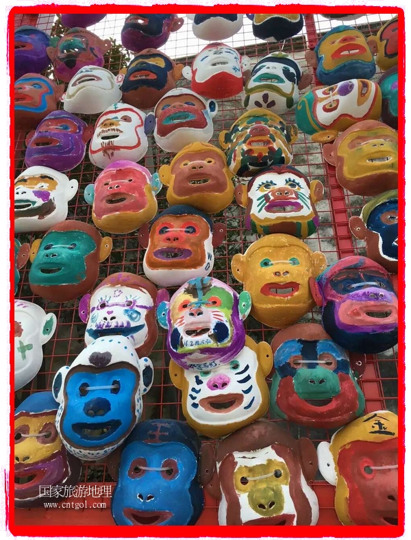 中國規(guī)模最大的猴面具彩繪在南潯古鎮(zhèn)展示。猴子真是今年最紅的動物。 