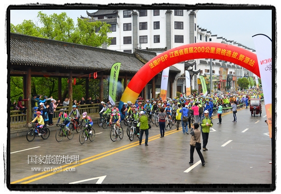 來自江西、安徽、浙江、福建等省市近千名選手參加了比賽，婺源賽道沿途的秀美風(fēng)光和徽派古村落，給參賽選手留下美好的印象。