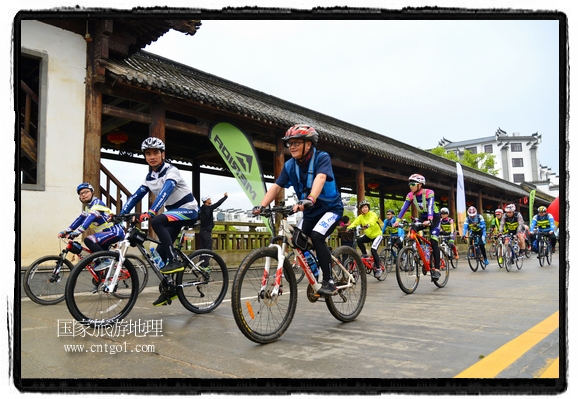 來自江西、安徽、浙江、福建等省市近千名選手參加了比賽，婺源賽道沿途的秀美風(fēng)光和徽派古村落，給參賽選手留下美好的印象。