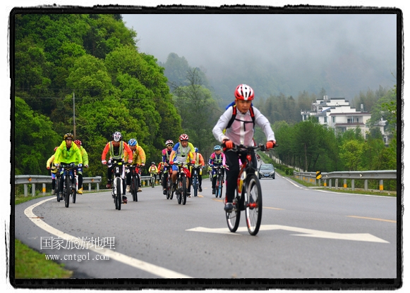 來自江西、安徽、浙江、福建等省市近千名選手參加了比賽，婺源賽道沿途的秀美風(fēng)光和徽派古村落，給參賽選手留下美好的印象。