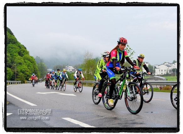 來自江西、安徽、浙江、福建等省市近千名選手參加了比賽，婺源賽道沿途的秀美風(fēng)光和徽派古村落，給參賽選手留下美好的印象。